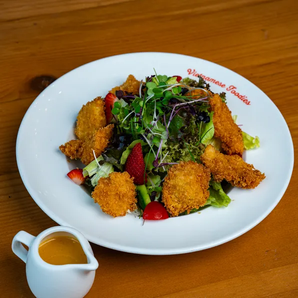 Tropical salad with crispy shrimp
